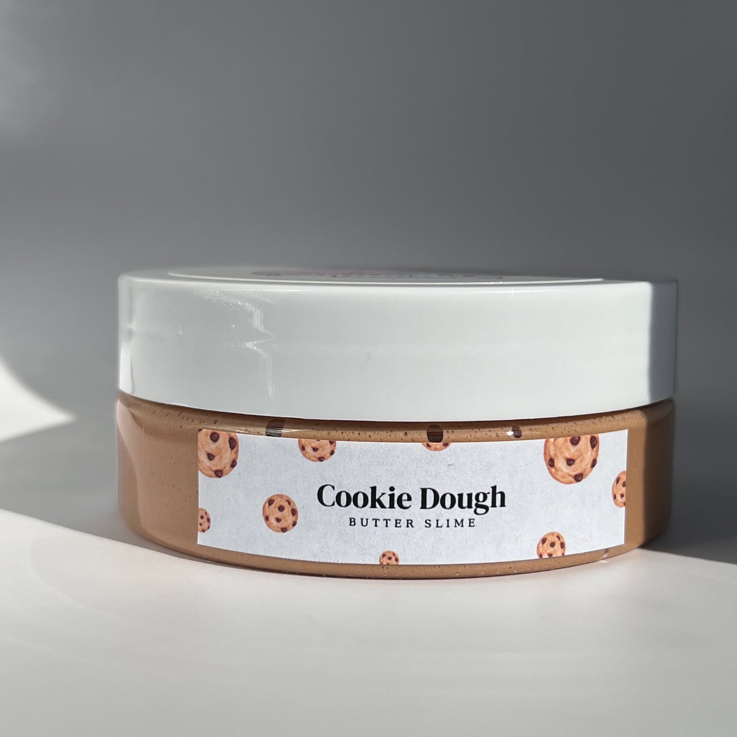 Simple and fun gift for kids aged 8-14, featuring a light brown colour and sugar cookie scent. Ideal for sensory play and relaxation.

