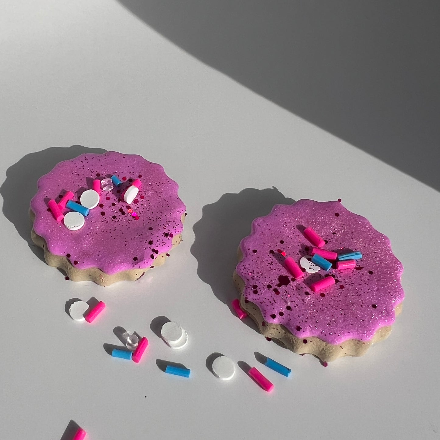 Butter Slime with Sugar Cookie Scent - Soft, creamy slime in a cookie dough colour, enhanced with sugar cookie charms and polymer sprinkles. Ideal for gifts for kids who love sensory play and relaxation