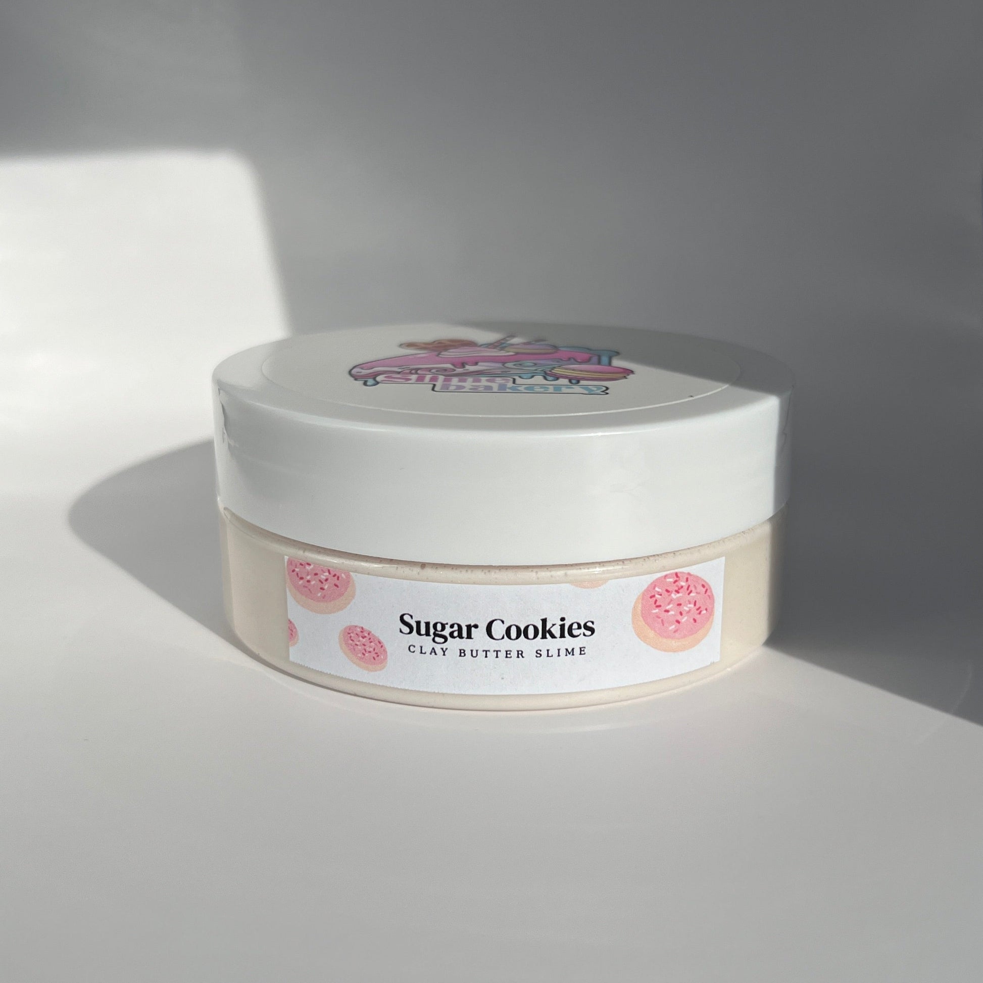 Sugar Cookies Slime - Cream-coloured cookie dough butter slime with sugar cookie charms and polymer sprinkles, perfect for gifts for children and teens. Offers a smooth, creamy texture and sweet sugar cookie scent.